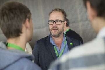 Jürgen Mika spricht mit einer Gruppe von Leuten