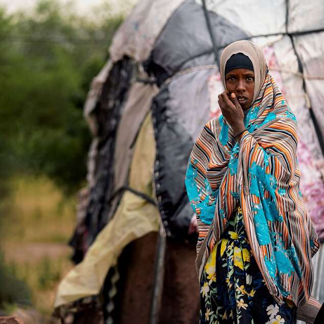 Eine Frau in Somaliland vor ihrem Zelt, 2020.