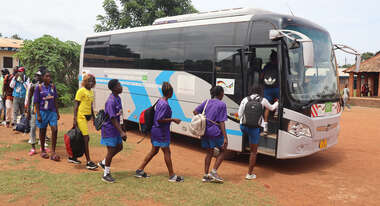 Schülerinnen steigen in einem Bus ein, Zentralafrikanische Republik, 2021.
