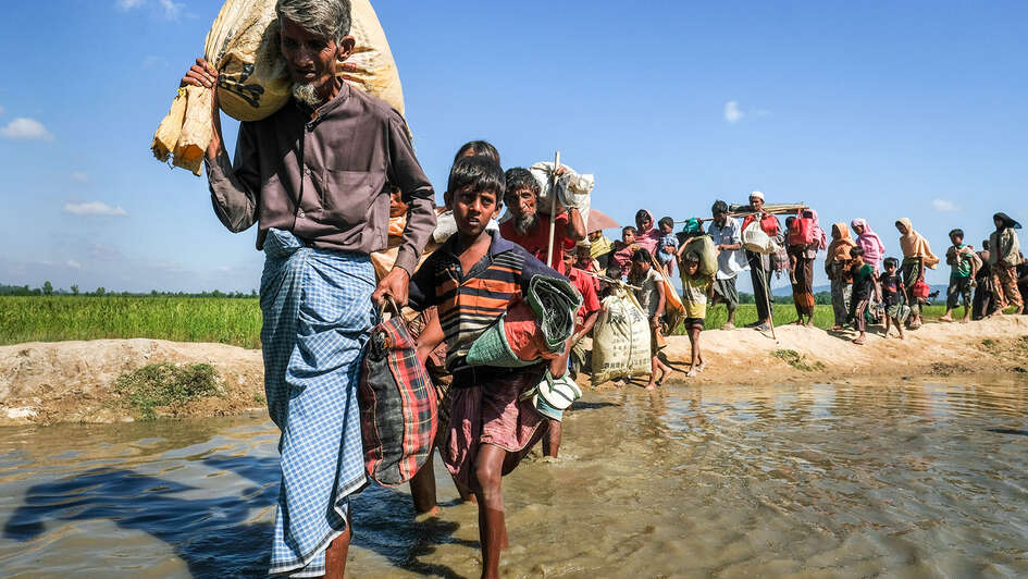 Flüchtlinge der Rohingya aus Myanmar überqueren die Grenze nach Bangladesch 