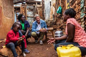 Zyprose lebt mit ihrer achtköpfigen Familie auf knapp 30 m². Ihre einzige Chance auf ein besseres Leben ist die Bildung. Zyprose lebt mit ihrer achtköpfigen Familie auf knapp 30 m². Ihre einzige Chance auf ein besseres Leben ist die Bildung.