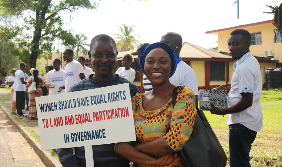 Frauen protestieren für bessere Landrechte und Gleichberechtigung in Liberia.