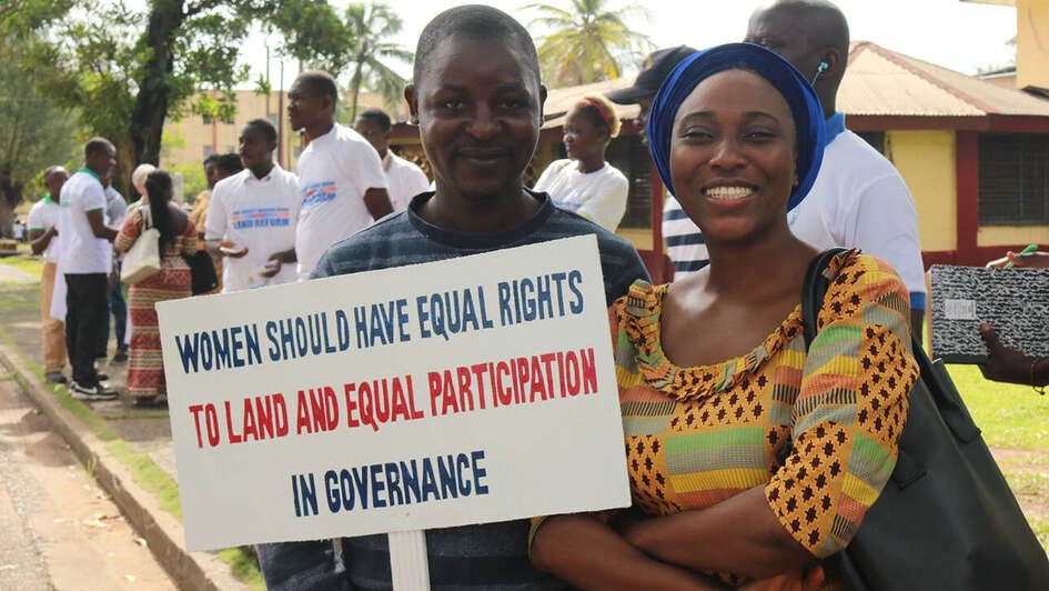 Frauen protestieren für bessere Landrechte und Gleichberechtigung in Liberia.
