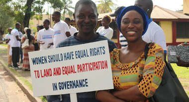 Frauen protestieren für bessere Landrechte und Gleichberechtigung in Liberia.