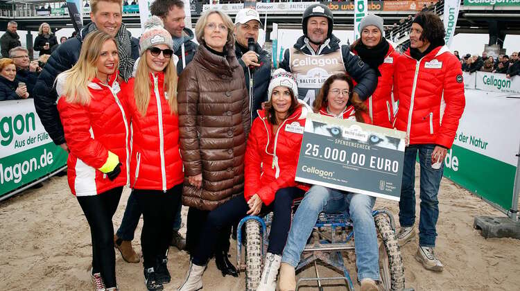 Die Geschäftsführerin von Cellagon übergibt eine Spende von 25.000 Euro an Till Demtroder und die Welthungerhilfe