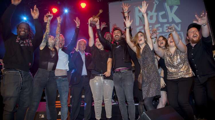 Jubelnde Menschen stehen nebeneinander.