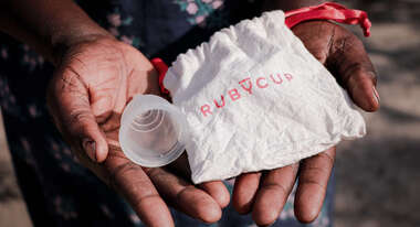 Eine Frau hält eine Menstruationstasse in der Hand, Südsudan 2022. 