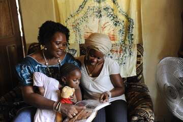 Doris Webber mit einer Mutter und einem Kind