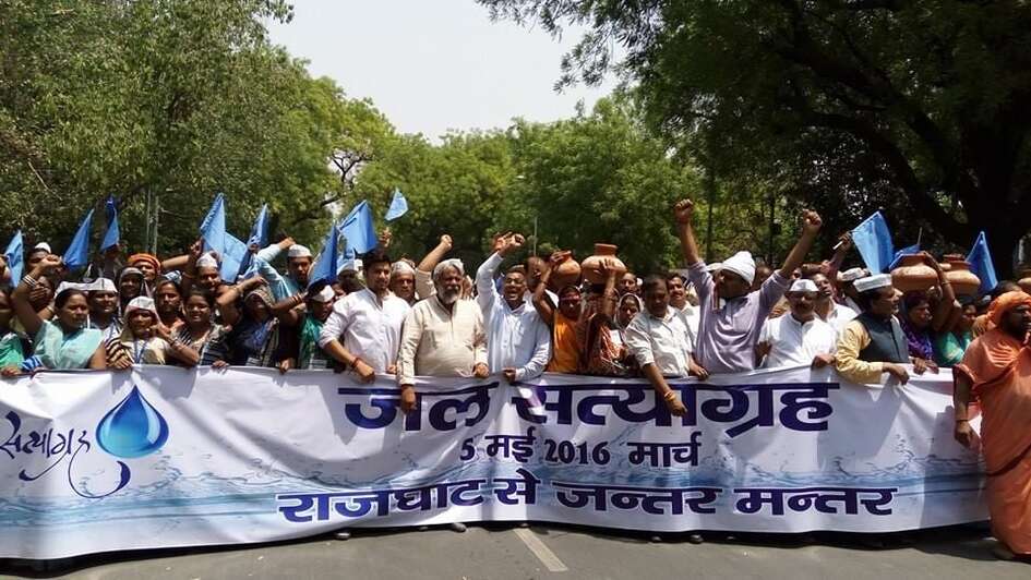 Demonstration in Delhi: Menschen mit Bannern auf der Straße