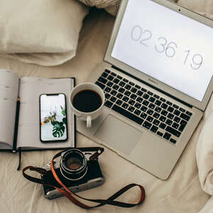 Büroutensilien: Timer, Smartphone, Kamera, Laptop, Kaffeetasse