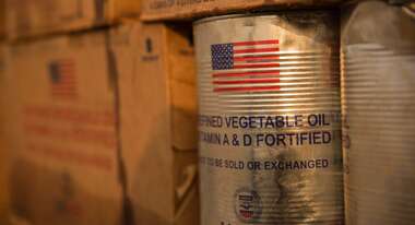Eine Dose Speiseöl, darauf das Logo der USAID.