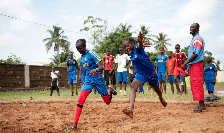 Jugendliche auf dem Fußballplatz beim Fußballunterricht in der Hauptstadt Bangui der Zentralafrikanischen Republik