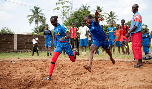 Jugendliche auf dem Fußballplatz beim Fußballunterricht in der Hauptstadt Bangui der Zentralafrikanischen Republik