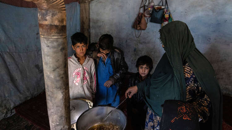 2022-familie-kabul-afghanistan_C_glinski.jpg Zahra mit ihren Kindern beim Essenkochen