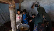 2022-familie-kabul-afghanistan_C_glinski.jpg Zahra mit ihren Kindern beim Essenkochen