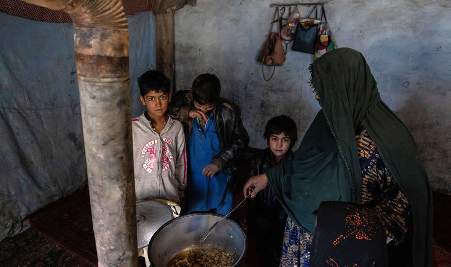 Zahra mit ihren Kindern beim Essenkochen