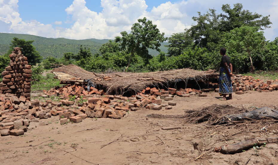 Ungläubig steht Malita Jeke vor den Trümmern ihres Hauses, das von Tropensturm Ana zerstört wurde.