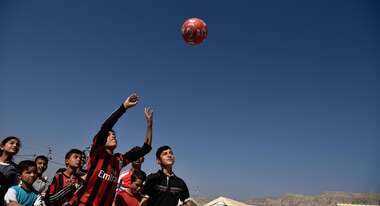 Jesidische Kinder werfen Ball in die Luft