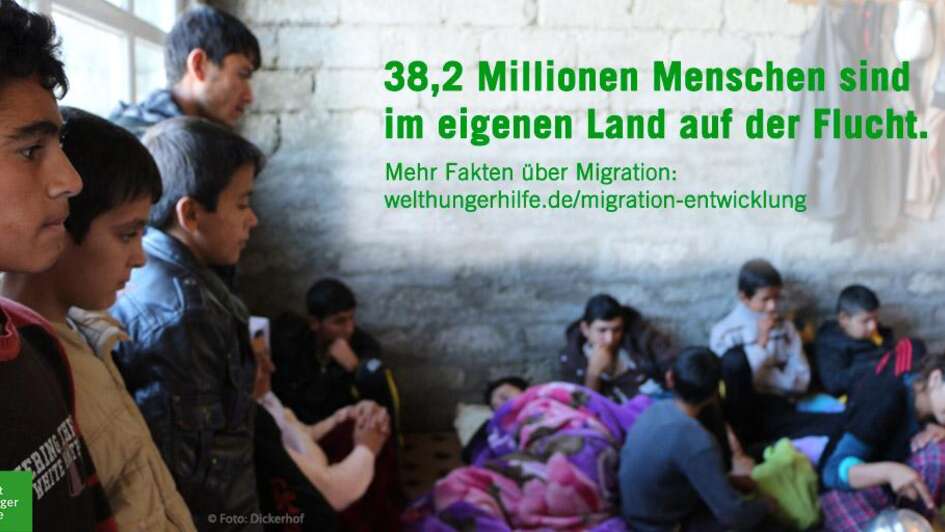 Foto von vielen Flüchtlingskindern in einem kleinen Raum, eine eingefügte Information, die aussagt: "38,2 Millionen Menschen sind im eigenen Land auf der Flucht."