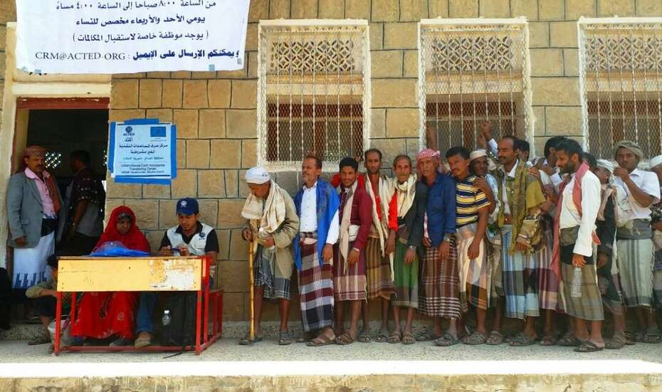 Jemen: Menschen stehen bei einer Bargeldverteilung Schlange.