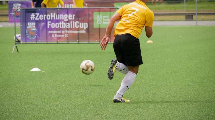 2018-zerohunger-footballcup-ballkontakt-fabian-jauss-welthungerhilfe.jpg Ein Fußballspieler dribbelt den Ball beim #ZeroHunger-FootballCup 2018 in Bonn.