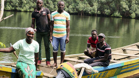 Familie Gbawleh mit ihrem neuen Boot