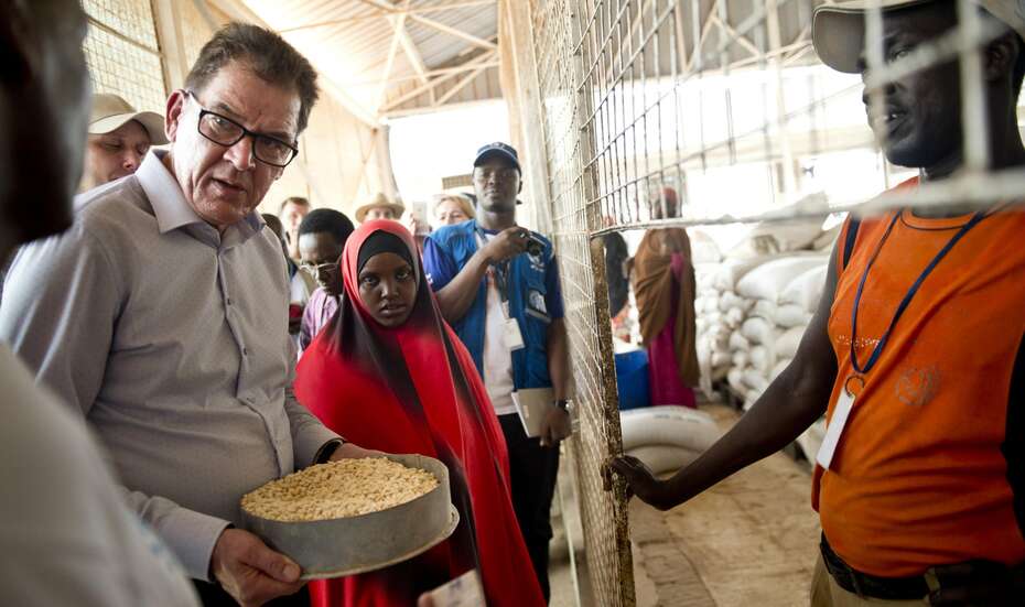 Gerd Müller im Gespräch mit Menschen in der Elfenbeinküste.