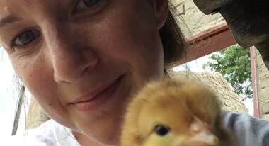 Anne-Catrin Hummel auf einem Profilfoto mit einem Küken