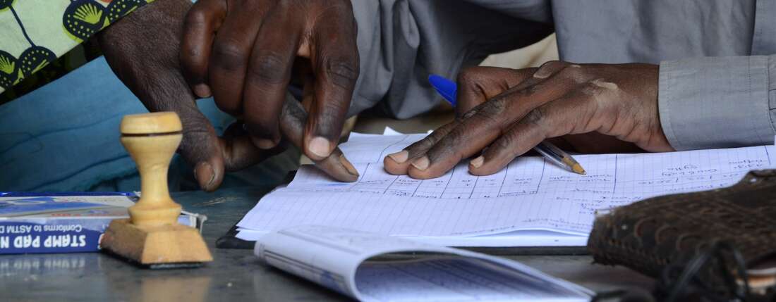 Verteilung von Hirse in Niger, 2012. Der Empfang wird per Fingerabdruck auf einer Liste bestätigt.