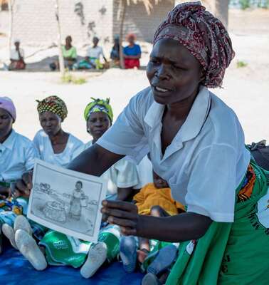Wasser muss dauerhaft gesichert und der Zugang zu sauberem Trinkwasser zur Grundversorgung der Menschen weltweit ermöglicht werden. Dabei helfen Gesundheitsclubs wie hier in Malawi.