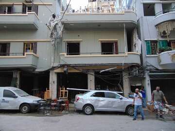 Eine zerstörte Häuserwand.