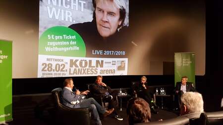 Howard Carpendale und Mitarbeiter der Welthungerhilfe im Gespräch.