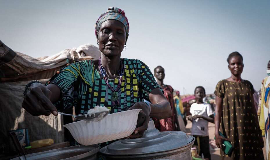 Eine Frau füllt eine Schüssel mit Reis