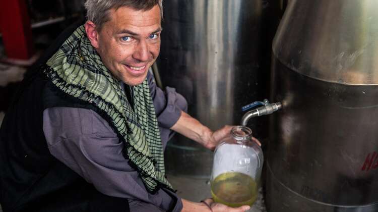 Till Wahnbaeck zu Besuch im Rosenprojekt, Afghanistan Till Wahnbaeck zu Besuch im Rosenprojekt, Afghanistan