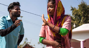 Eine Frau und ein Man spielen in einem Theaterstück.