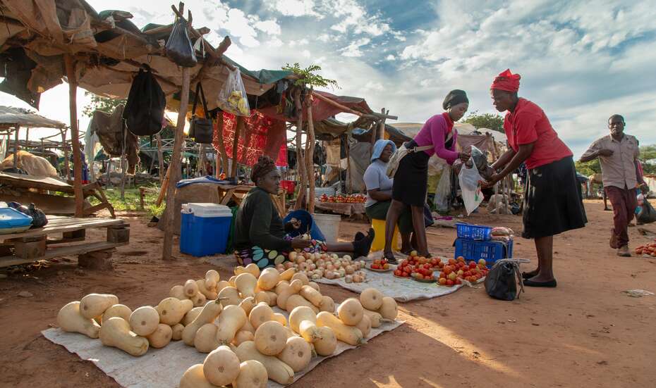 Kleinbäuerinnen in Simbabwe verkaufen ihre landwirtschaftlichen Erzeugnisse auf einem Markt