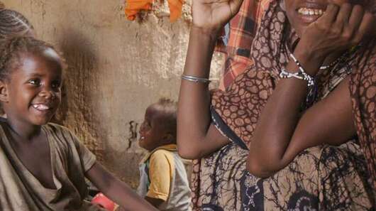 Dauerhaft spenden und verlässlich helfen: Mutter und Kind in Kenia können sich nun ausreichend ernähren