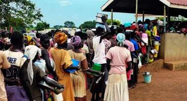 Menschenschlange vor der Essensausgabe im Camp Nyu Masaka.