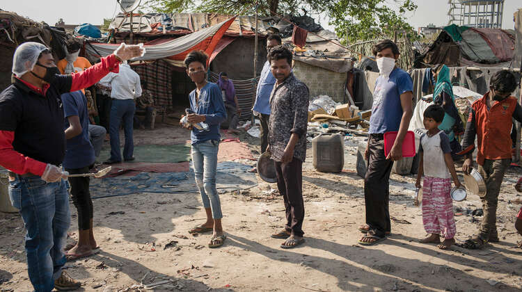 Mehrere Menschen stehen in einer Schlange.