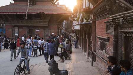Straße in Nepal im Sonnenuntergang