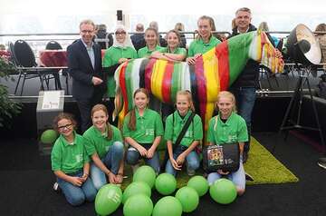 Bundestrainer der Springreiter Otto Becker, junge Unterstützerinnen und Christoph Ottenjann, Inhaber von Möbel Ottenjann und Spender des versteigerten Pferde-Kunstwerks.