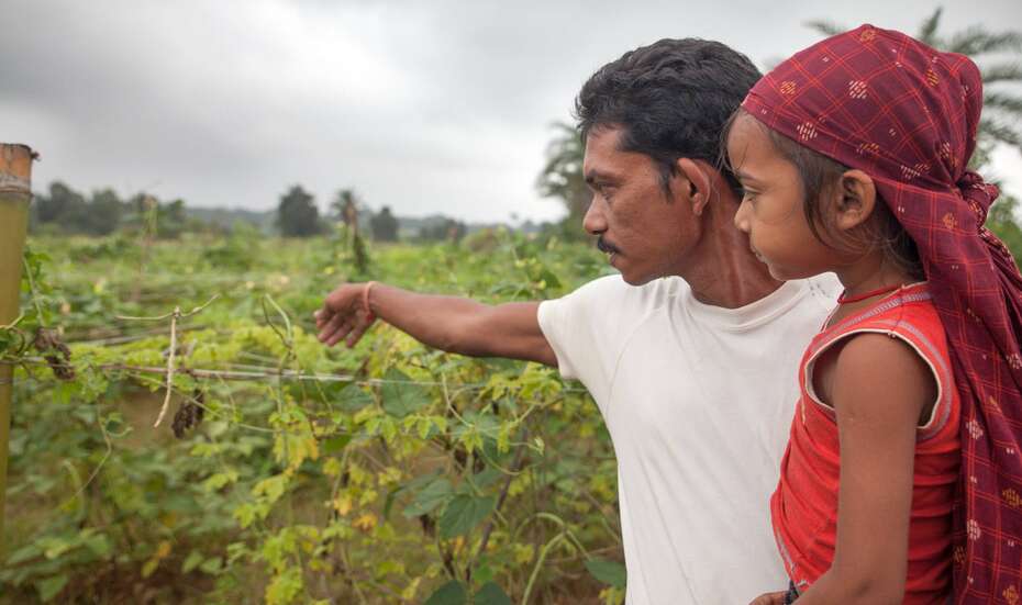 Ein Bauer mit seinem Sohn in Jharkand, Indien.