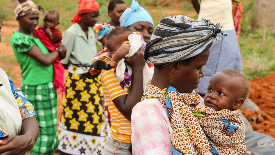 Frauen mit ihren Kindern.