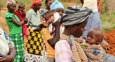 Frauen mit ihren Kindern.