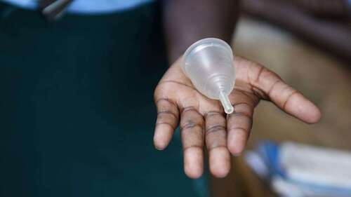 Menstruationstasse aus Silikon, die im Projekt "Eva" in Uganda verteilt wird.
