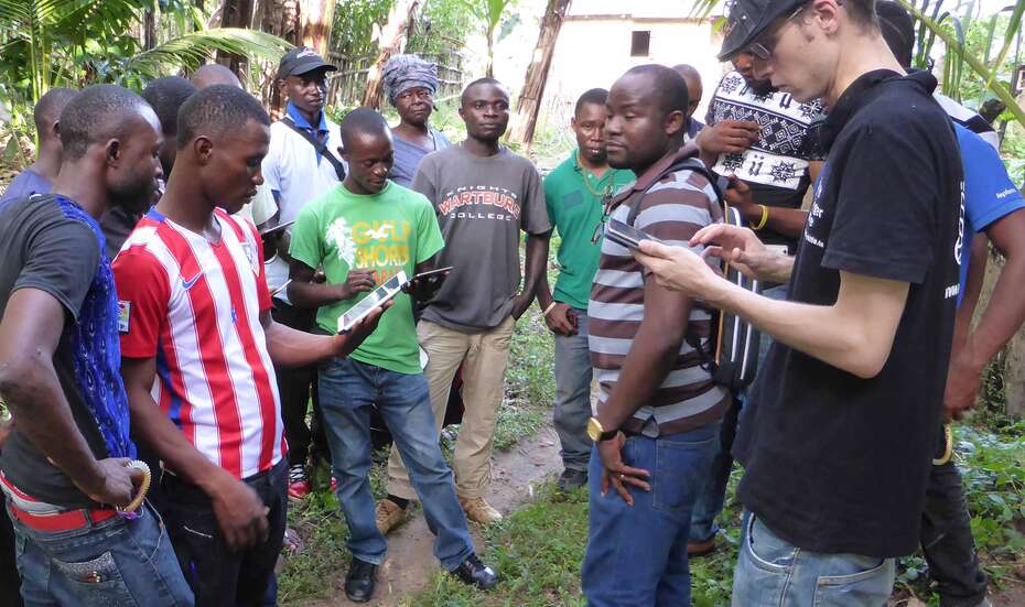 Eine Gruppe von Menschen steht zusammen und lernt die Anwendung der TMS Software.