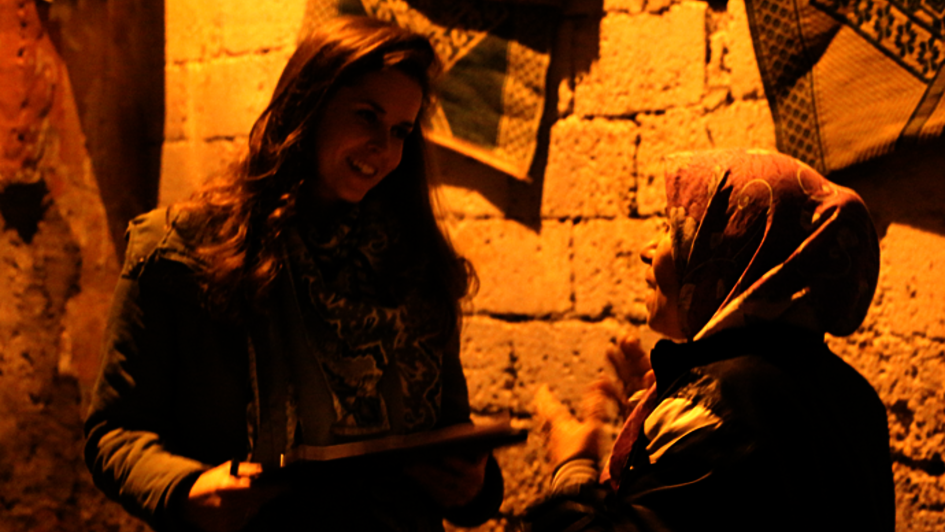 Andrea Quaden im Gespräch mit einem syrischen Flüchtling 