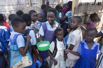 Schulkinder bei einer Schulspeisung.