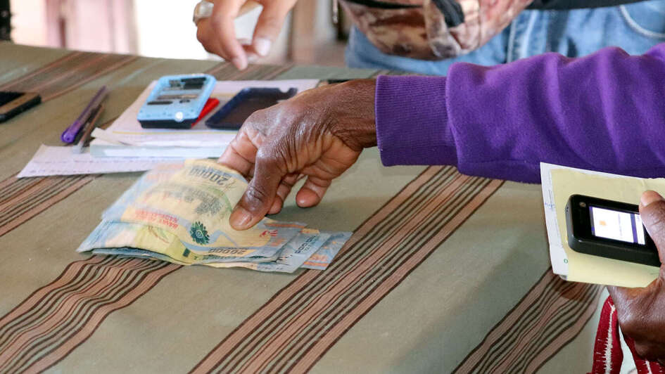 Bargeldauszahlung im Rahmen eines Welthungerhilfe-Projekts in Madagaskar. Zu sehen ist eine Hand, die Geldscheine hält.