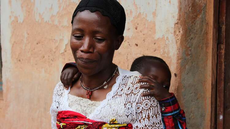 Frau mit Baby auf dem Rücken